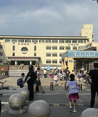 ����Ϣ���������ѧУ�ſ�150��ͣ��λ���ͣһСʱ��