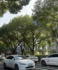 ����Ϣ���������ѧУ�ſ�150��ͣ��λ���ͣһСʱ��