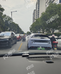 奇葩家长!车停在马路中间半小时 人走了去接孩子放学!