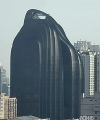 这个全黑色的大楼看着真的怪害怕的,是什么艺术品吗?
