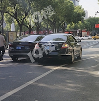 建国路上 两车“亲”上了!