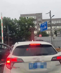 停车场出口被堵 超时费算谁的?