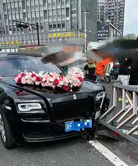 ���ţ�ͩ��һ��˹��˹�鳵ײ��������ά�޷�Ҫ����Ǯ��...