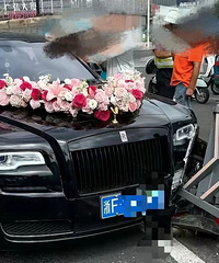桐乡劳斯莱斯婚车撞护栏