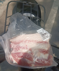 在某生鲜超市买到了臭肉 退钱后他们的处理方式让我惊呆了