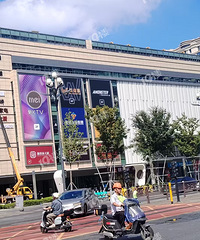 ��ɽ��·��Թ㳡б���棬��Ҫ��һ���̳��ˣ�