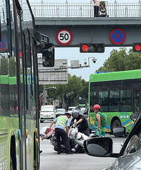 ��ɽ·�˰۰���ĺ��̵��������15����̵ƣ��ܲ�����