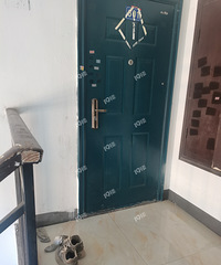 С���⻧ֱ�ӽ���Ь�ӳ����������ſڡ�С����ҵ��ͨҲû��