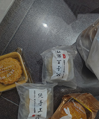 又收到自制月饼啦!手艺又进步了!