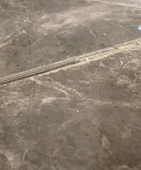 刚铺完4个月地砖有裂缝 崩高了!