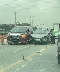 ���ϴ������¶¶£�С��yu7�ʹ󰣶���ײ�ˣ������ų�����