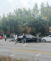 ���˽���ͻ���������µ�ֱ��ײ�ƻ����嵽���泵��ȥ�ˡ�