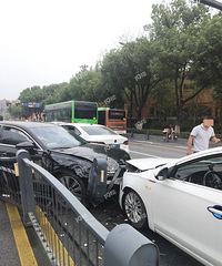 ���˽���ͻ���������µ�ֱ��ײ�ƻ����嵽���泵��ȥ�ˡ�