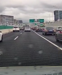 �߼�·��һ��鳵�� �ڸ߼��ϵ���������ĺ�����