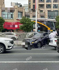 �����г��ӿ������̻����ϣ���ײ����������