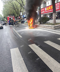 �������˵��ȼ����ȼ������·һ����ƿ�������յ��ˡ�