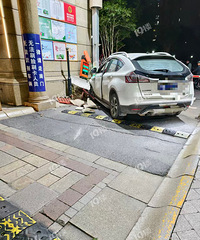 ͻ�����Ŵ�������ſ�һ��³Q����ײС���Ž���˾�����ƾƼ�����!