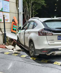 ������ſ�����³�Ƴ���ײС���Ž���