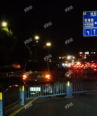 ��˹���ͼ�����è��ײ����ԭ�ص�ͷ��ֱ�����˫��ӵ�£�