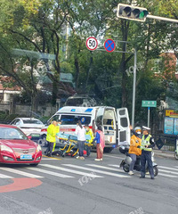 ������ʢ·����·��ͻ������������Ա�ֳ���Ѫ��120������ҽ��