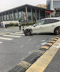 ������ͷ��С��su7�͹�����ײ���ˣ���ǰ��ֱ�Ӷ��ᣡɶ���ٰ���