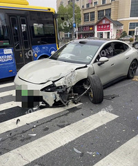 ������ͷ��С��su7�͹�����ײ���ˣ���ǰ��ֱ�Ӷ��ᣡɶ���ٰ���