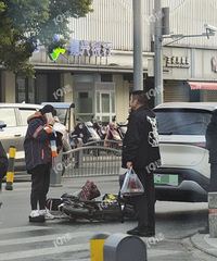 ������������𳵻���һ�ߵ�ƿ�����أ���һ�ߴ󿨳�������ײ��