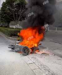 ����ͻ����һ������ƿ����С������ײ����ȼ��