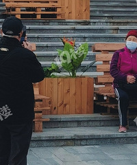 �ڻ�վ������һĻ�����ж����ˣ�