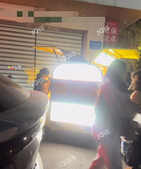 ������һ��С��̯���ˣ��������ϻ����ų�����