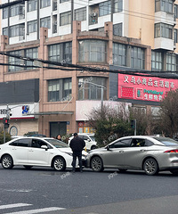 һ��ֱ�� һ����ת�� ˭������˭�ĺ�����Ƕ�ײ��