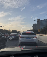 �������ϰ�·�϶³������ͷ� ��ת��������ֱ�еĳ���ռ�ˣ�