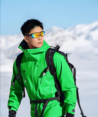 �������Ŭ��������Ů���г��з���ϲ�����Σ�