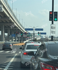 ���������ˣ�����·�¸߼ܵ��f��ֵ��׸�զ�ߣ�