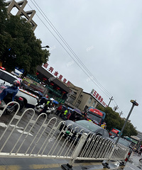 ����ͻ����ˮ���г��ſڣ�������¹ʡ�