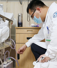 ���裡���˽���2�ˡ����Ρ���ҽ������������Σ��