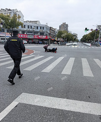 [������]���˽�ͷů��һĻ������·��ˤ�� ��Ҷ�ȥ����