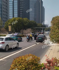 ������·������ţ��糵ײ���ϳ�һ�Ż�����