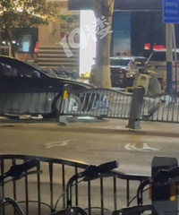 �����˰۰��ſ� �г�����ײ��������