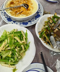 �ڵ�һ�Һ��εı���С�˹ݣ��̻���ʮ�㰡