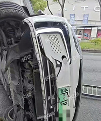 [����]����һ��Լ��ײ�úü��ڻ����󷭳������ϻ��г˿͡�