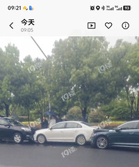 [����]С���ſڶ೵��ײ�����³�������19¥��ʾ��