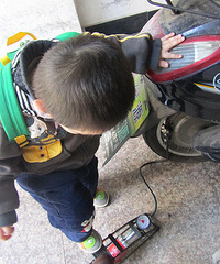 【美吉姆3月育儿日记】小小年纪就学会拍马屁了呢!