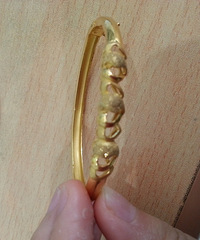 婚戒:老凤祥六爪 32分 18060元;手镯:周大福