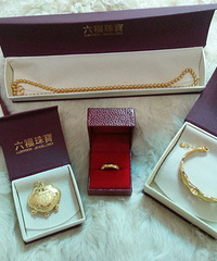 项链拉丝手镯大锁包是六福珠宝买的;周大福的对戒