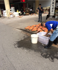 "大马路上晒金华火腿 以后你还敢吃吗?"
