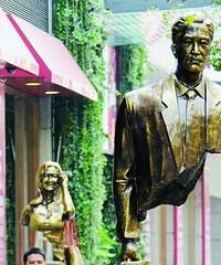西市街街头展示雕塑作品