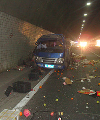 一车年货堵住半边隧道