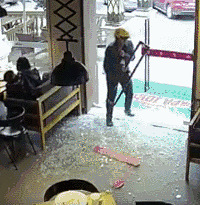 "看一次笑一次:外卖小哥推门进店,玻璃门突然碎成渣,门把手还在