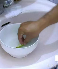 "把气球套在水龙头上,老婆从此爱上了洗碗,直夸我真聪明"